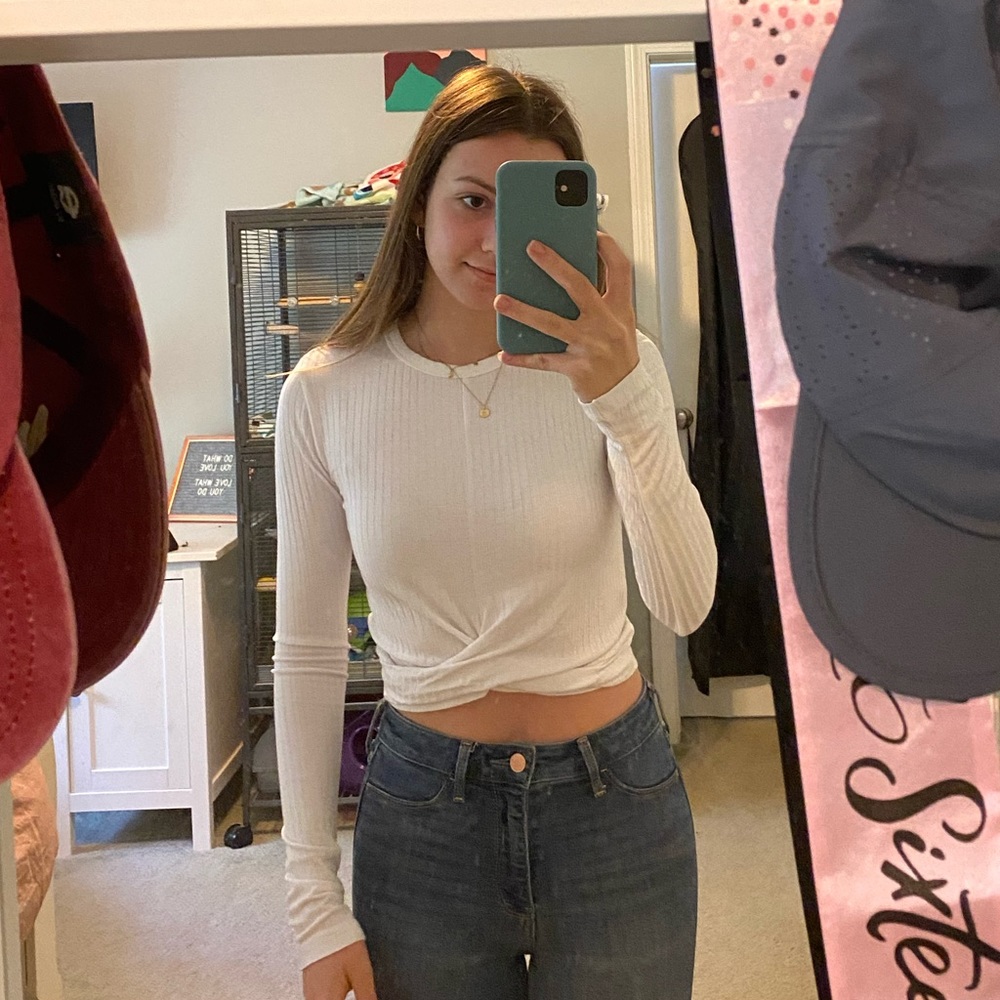Hollister- White long sleeve crop top